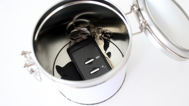 スマートキーを電波遮断ケースに収納して保管する